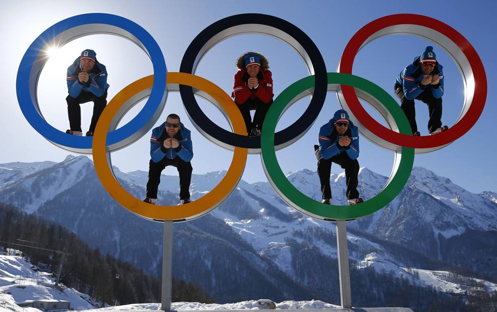 Si popolano i Villaggi olimpici e il colpo d&#39;occhio  eccezionale. Ecco 5 atleti della nazionale olimpica di sci in posa negli anelli di Rosa Khutor.  Da sinistra Georg Streitberger, Klaus Kroell, Max Franz, Joachim Puchner e Romed Baumann